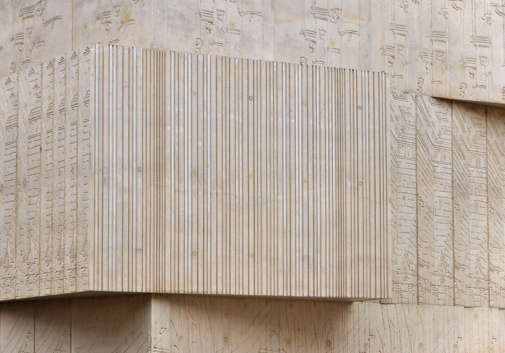 Reliefartige Oberflächen, wie die des Museums für Architekturzeichnung in Berlin, können mit Silikonmatrizen hergestellt werden.
