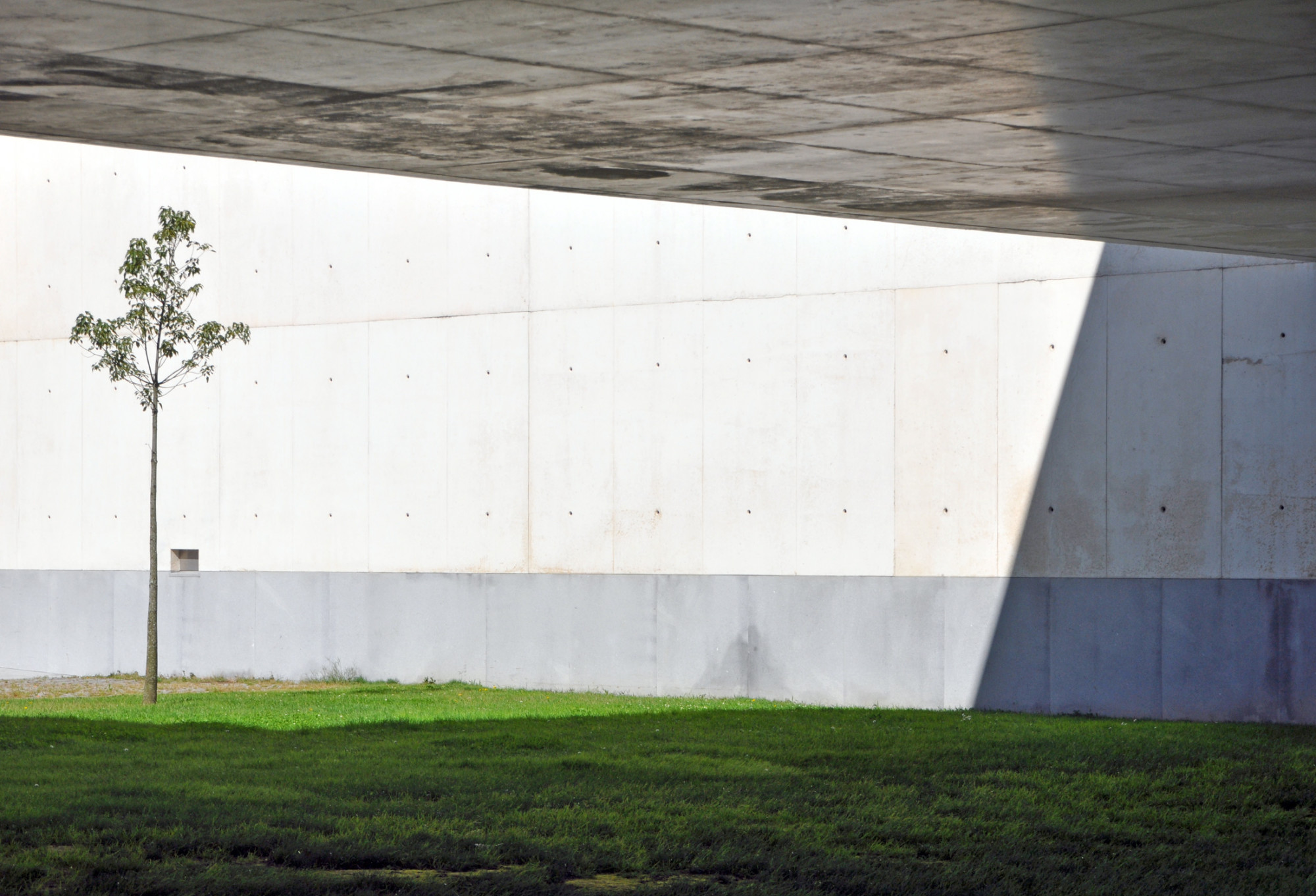 Fassadenausschnitt der Stadtbibliothek in Viana do Castelo; Architekt: Álvaro Siza Viera