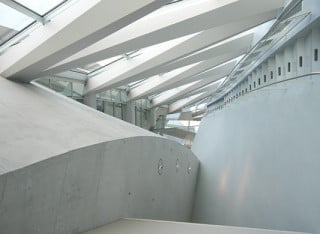 Glatte Betonoberflächen entstehen durch eine nicht saugende Schalhaut. Beispiel: Mercedes-Benz -Museum in Stuttgart von Ben van Berkel und Carolin Bos (UN Studio)