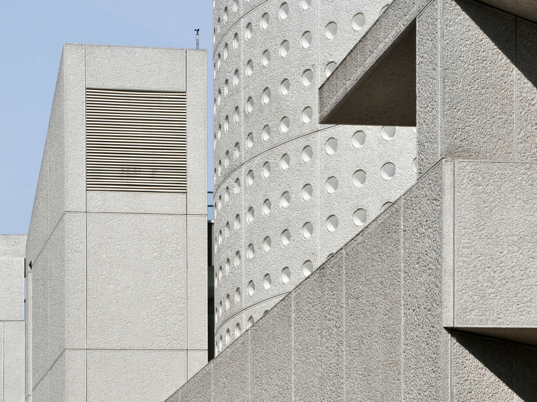 Der Beton der mexikanischen Botschaft in Berlin wurde mit Pressluftmeißeln bearbeitet,.