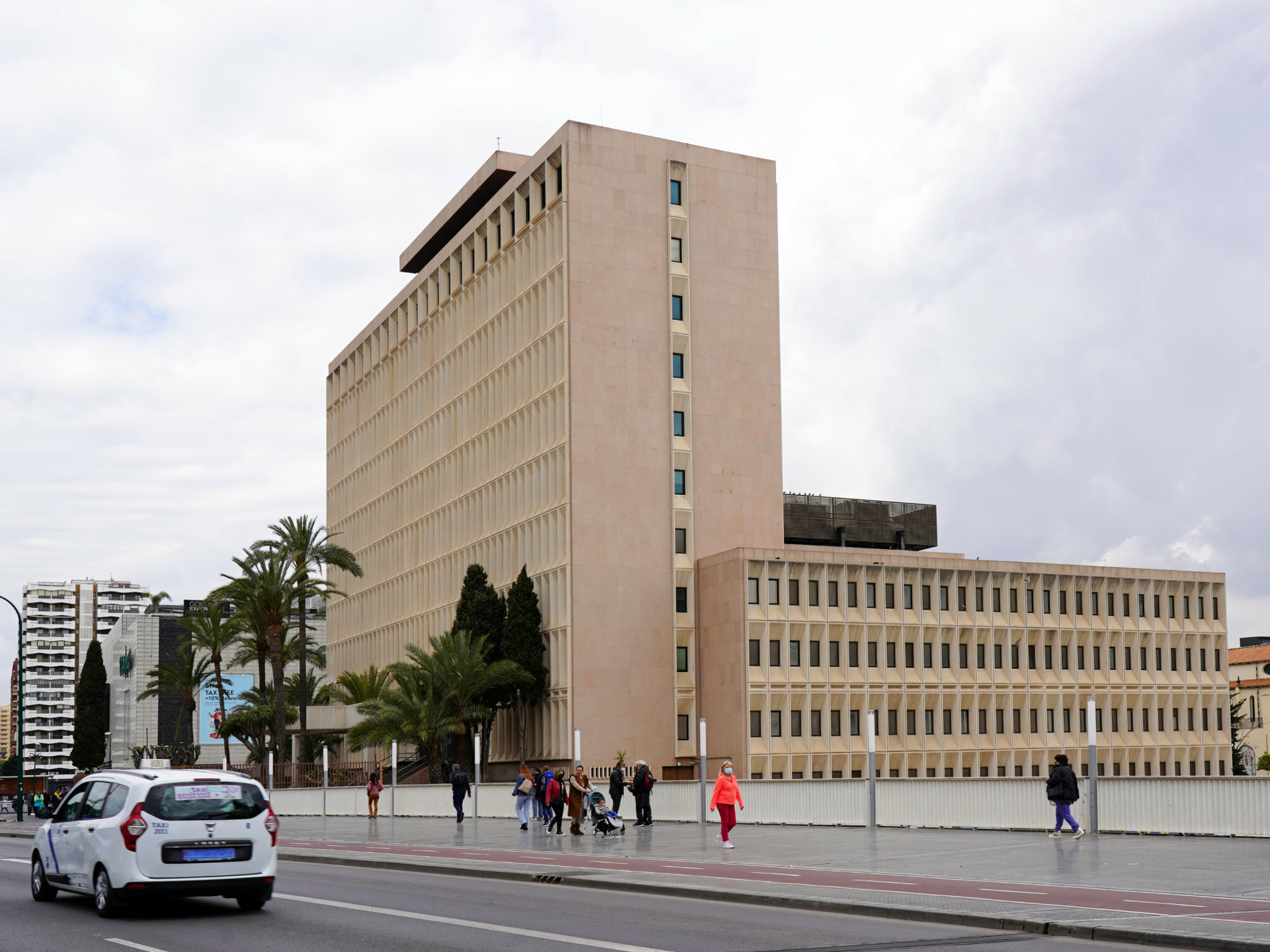 Gelbliche Betonfertigteile prägen das Erscheinungsbild des Finanzamtes in Málaga.