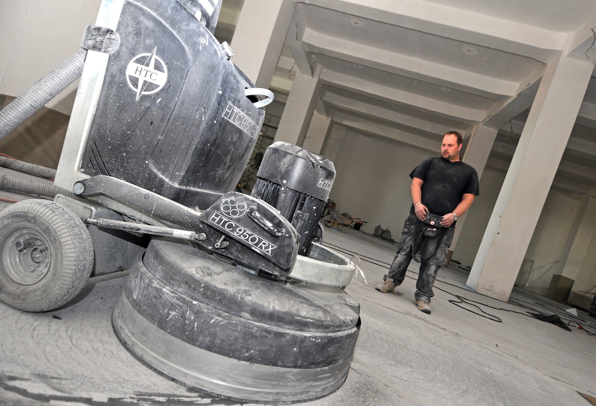 Um gleichmäßige Oberflächen zu erzielen, wird der ausgehärtete Beton in mehreren Vorgängen geschliffen und poliert