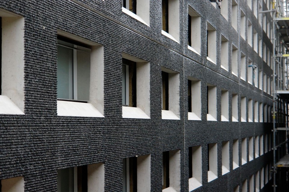 Gewaschene Betonoberfläche am Bürogebäude der Koninklijke Marechausse, Architekten: Wansleben, Köln