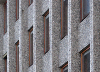 Waschbetonfassade an einem Verwaltungsgebäude in Oslo