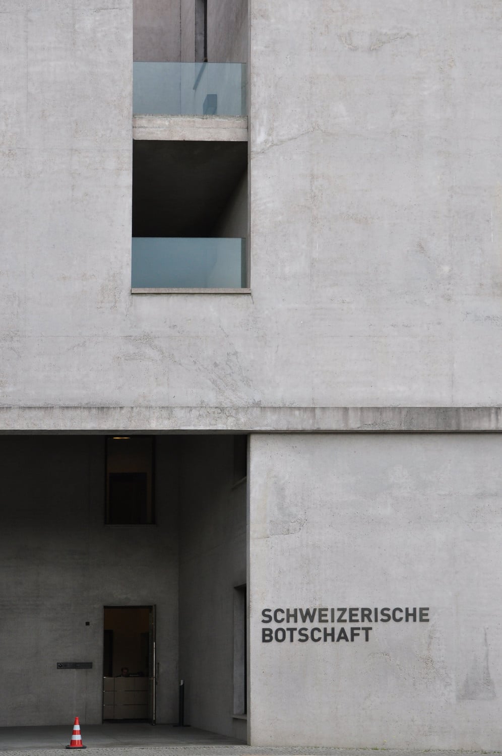 Sandgestrahlte Sichtbetonoberflächen der Schweizer Botschaft in Berlin, Architekten: Diener & Diener, Basel