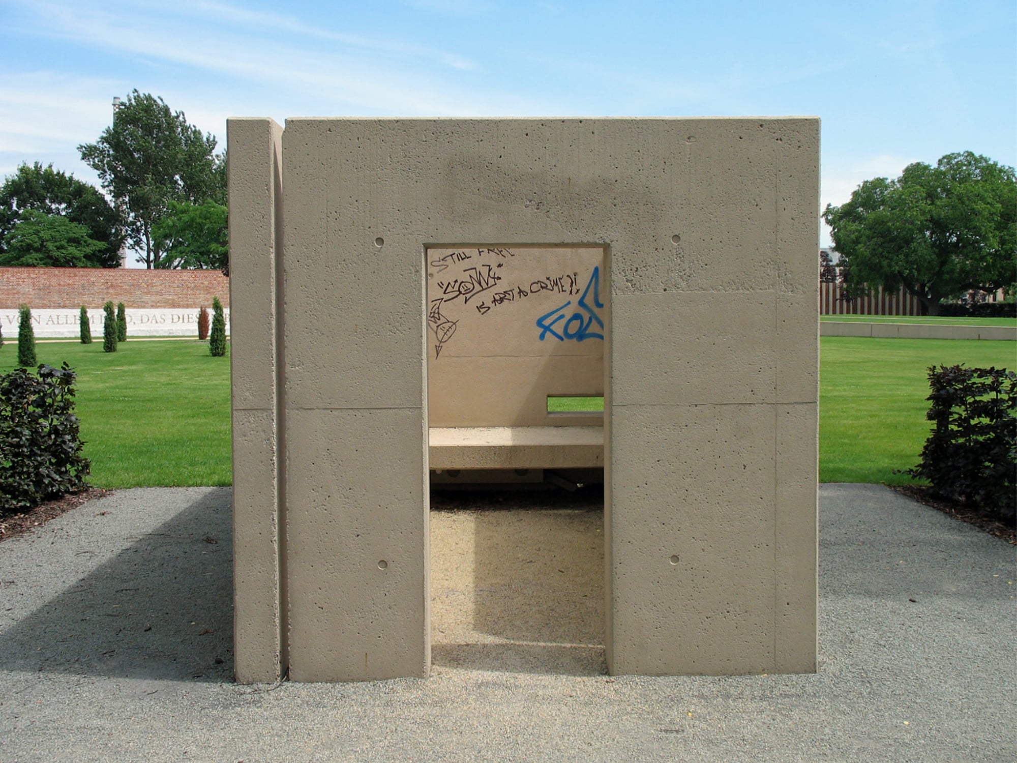 Sandgestrahlte Betonelemente im Geschichtspark „Ehemaliges Zellengefängnis Moabit“ in Berlin, Architekten: Glaßer und Dagenbach, Berlin