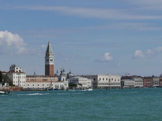 Venedig ist auf Holzpfählen errichtet