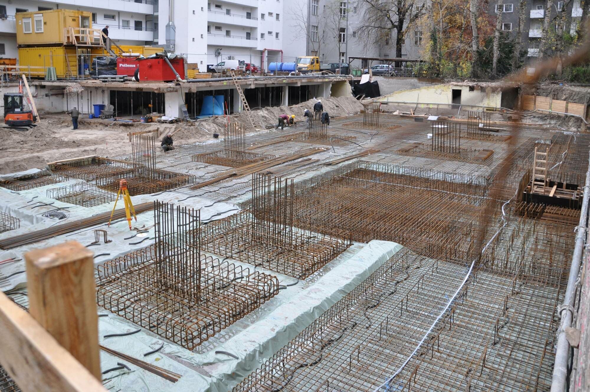 Bewehrte Blockfundamente in der Baugrube mit flächiger Grundbewehrung, hochgeführten Anschlussstäben und vorbereiteter Sauberkeitsschicht