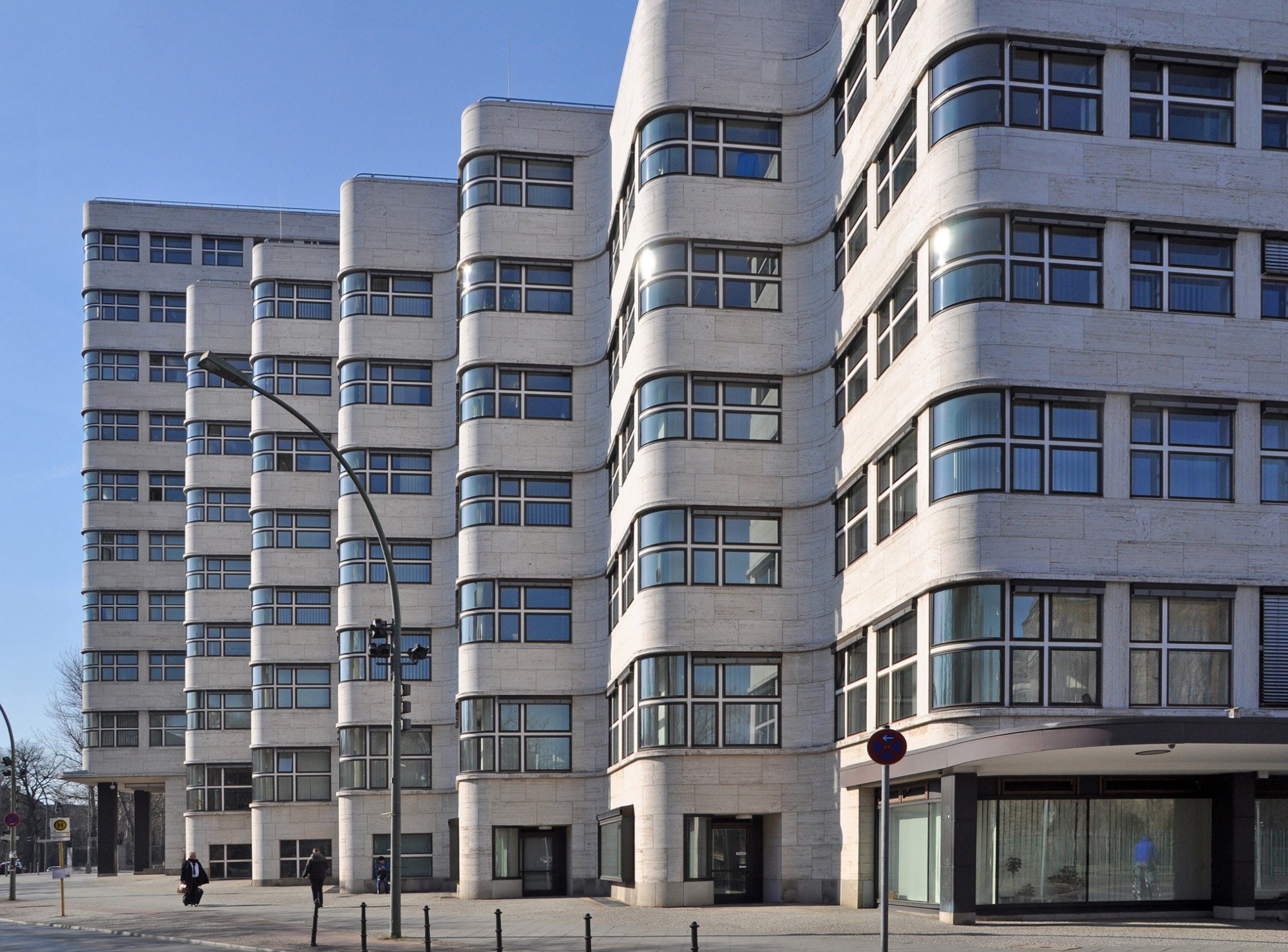 Bei dem mit Travertinplatten verkleideten Shell-Haus in Berlin (1930-32) handelt es sich um einen Stahlskelettbau; Architektur: Emil Fahrenkamp.