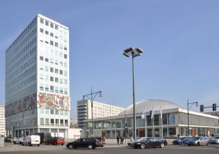 Das Berliner Haus des Lehrers (1961-64) ist ein Stahlskelettbau mit Glas-Aluminium-Vorhangfassade und Mosaikfries, rechts die Kongresshalle