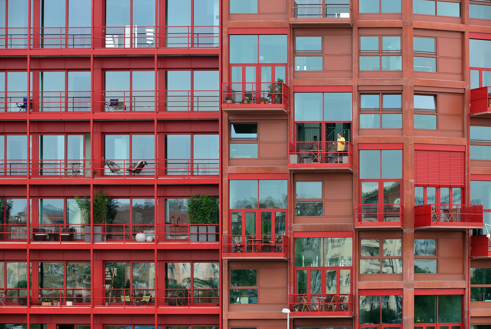 Rot eingefärbtes Ortbetonskelett der Wohnhäuser „Am Lokdepot“ in Berlin, Architekten: Robertneun, Berlin