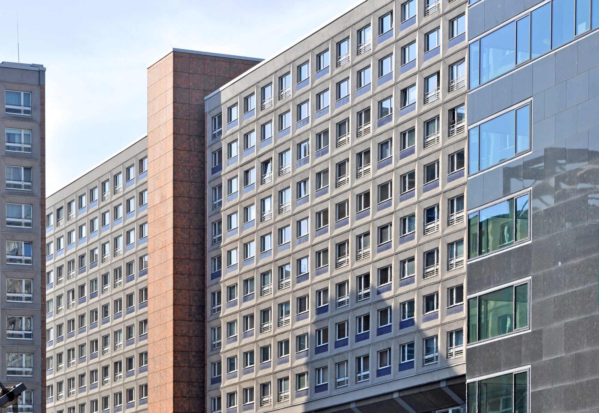 Die Berliner Rathauspassagen (1967-72) mit ihren facettenartig gegliederten Fassaden entstanden in Stahlbetonskelettbauweise