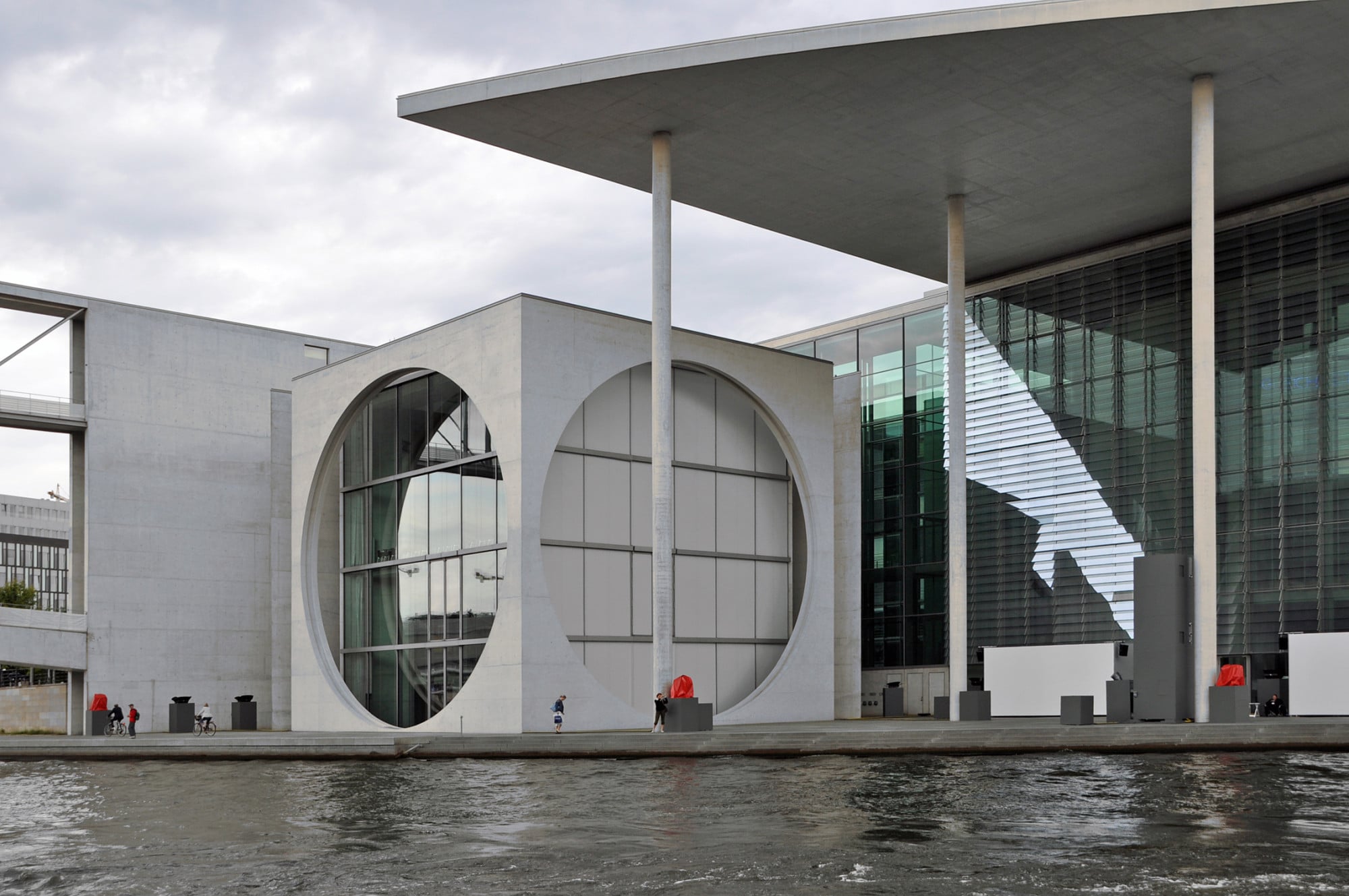 Extrem schlanke Betonstützen tragen das weit auskragende Dach des Marie-Elisabeth-Lüders-Hauses in Berlin, Stützen am Paul-Löbe-Haus in Berlin, Architekten: Stephan Braunfels