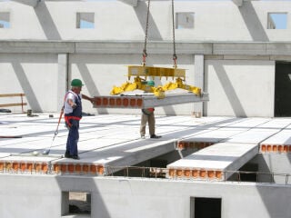 Als Auflager für Stahlbetonhohlplatten können beispielsweise massive Wände dienen.