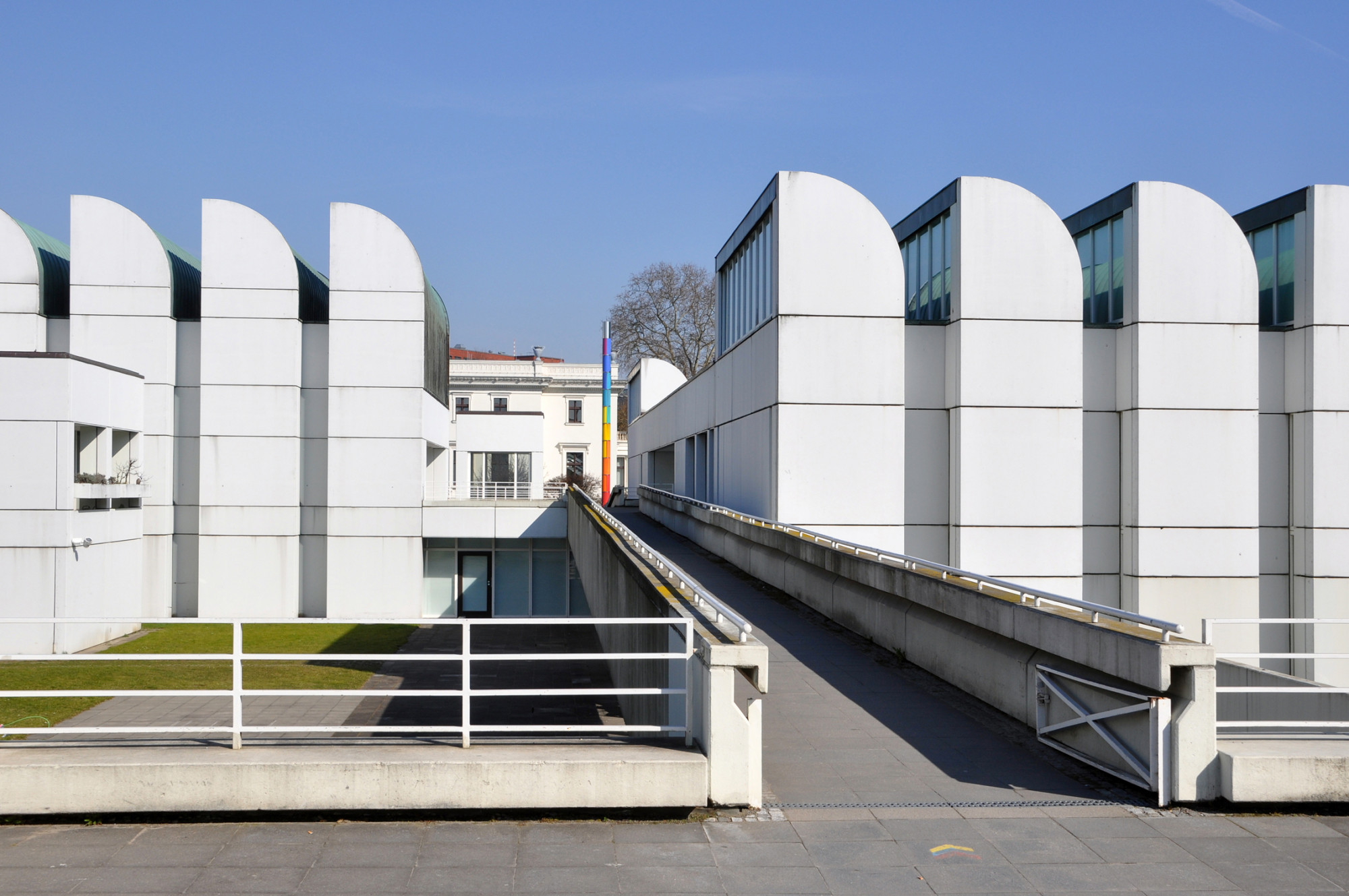 Das 1979 fertiggestellte Bauhaus-Archiv in Berlin ist ein Stahbetonskelettbau mit Fertigteilfassade, gebaut nach Plänen von Walter Gropius und Alexander Cvijanovic.