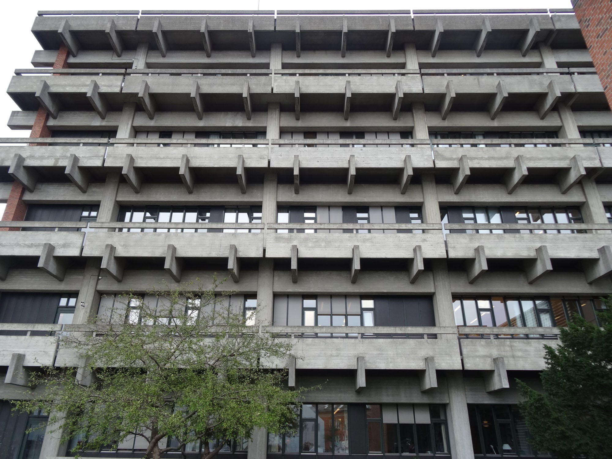 Das 1971 bis 1986 errichtete Panum-Gebäude der Universität von Kopenhagen, geplant von Eva Koppel, Nils Koppel, Gert Edstrand und Poul Erik Thyrring.