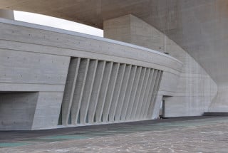 Gestaltungsfugen an der rückseitigen Fassade des Auditoriums in Santa Cruz auf Teneriffa