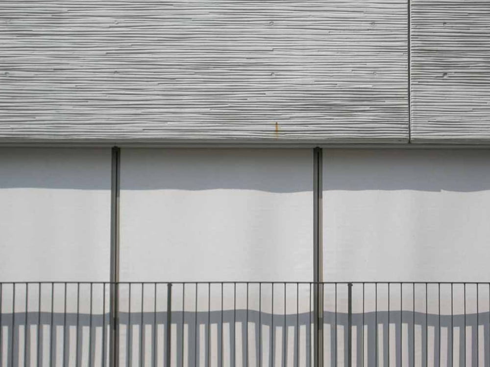Fuge an der Betonbrüstung eines Mehrfamilienhauses in Berlin