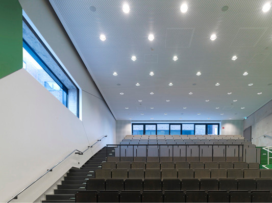 Der große Hörsaal mit 135 Plätzen