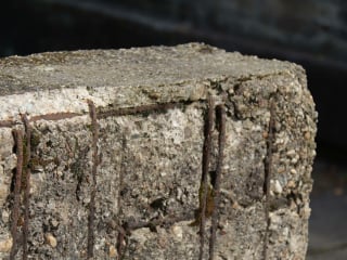 Depassivierung und Karbonatisierung sind zwei chemische Prozesse, die zu starken Schäden an Stahlbewehurngen und am Beton führen.