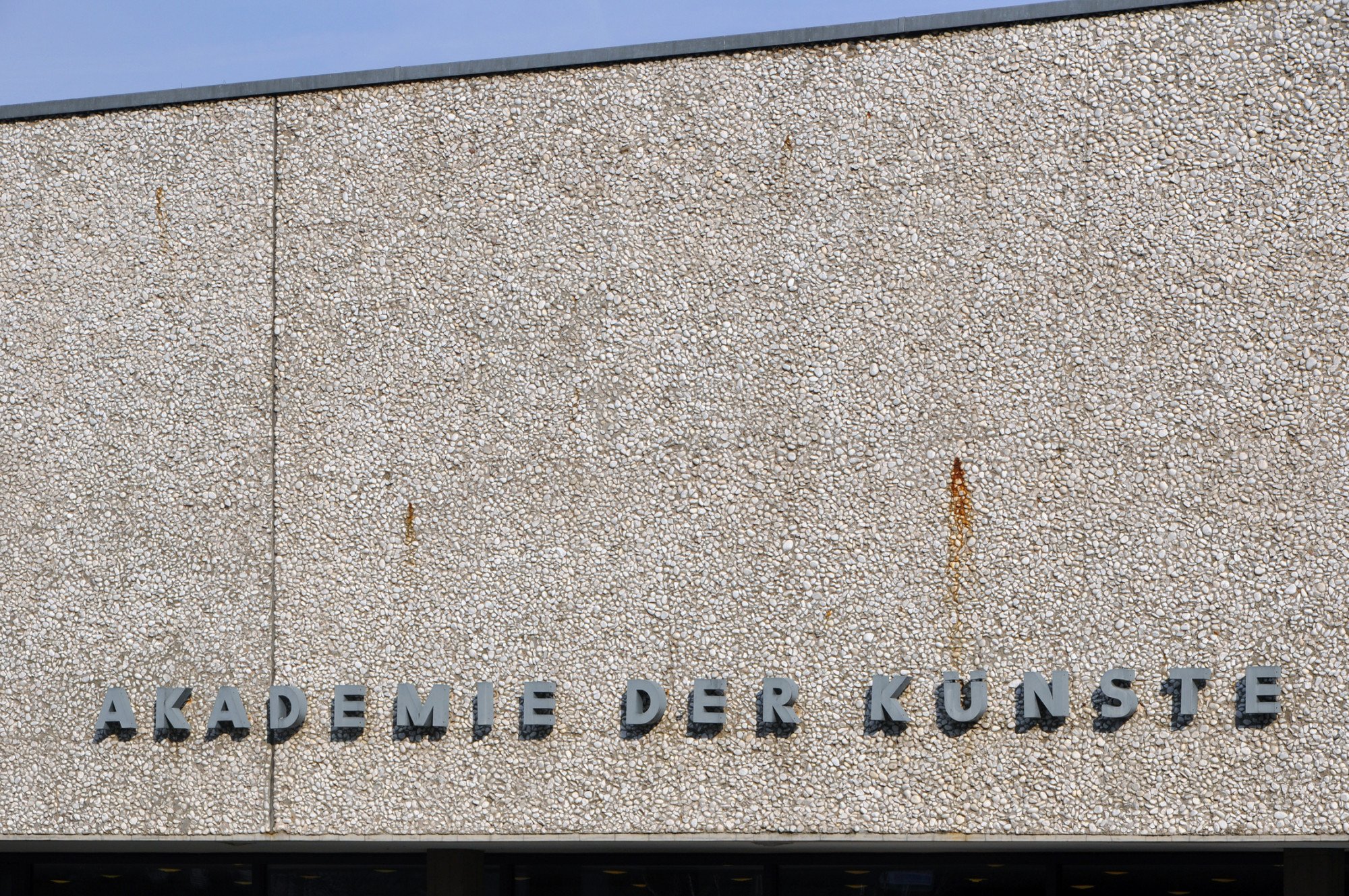 Rostflecken auf der Fassade der Akademie der Künste am Berliner Hanseatenweg