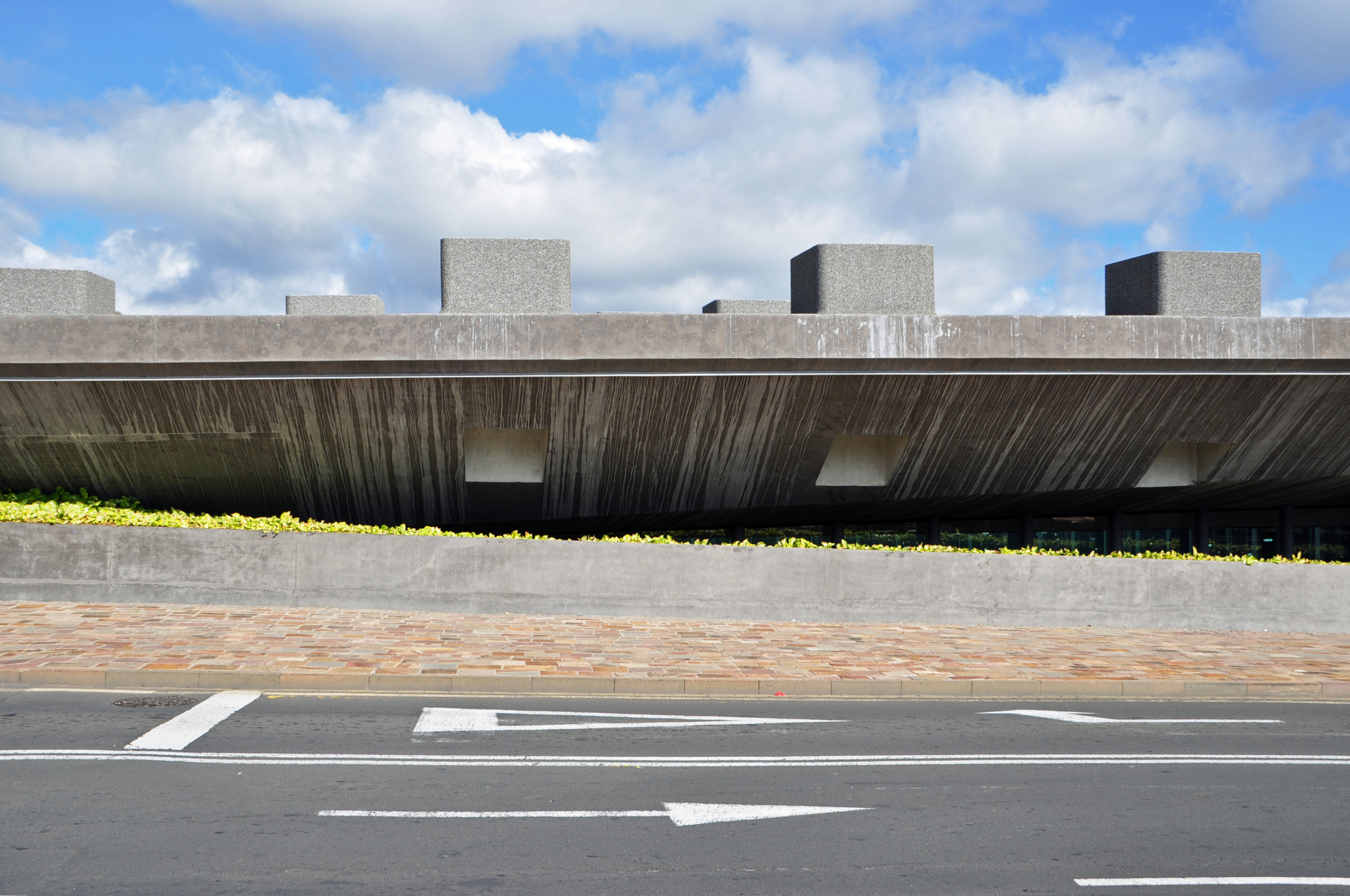 Kalkausblühungen an der Fassade des Kunst- und Kulturzentrums Espacio de las Artes (TEA) in Santa Cruz de Tenerife