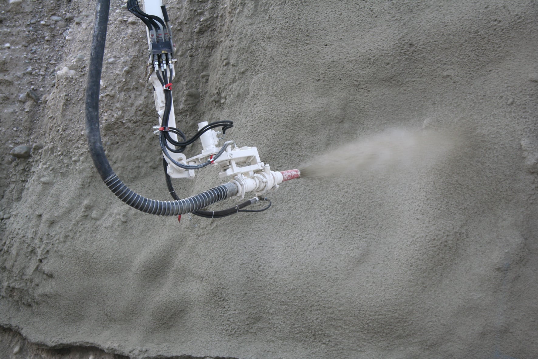 Mit einem Stärkederivat versetzter Spritzbeton, der den Betonrückprall reduziert.