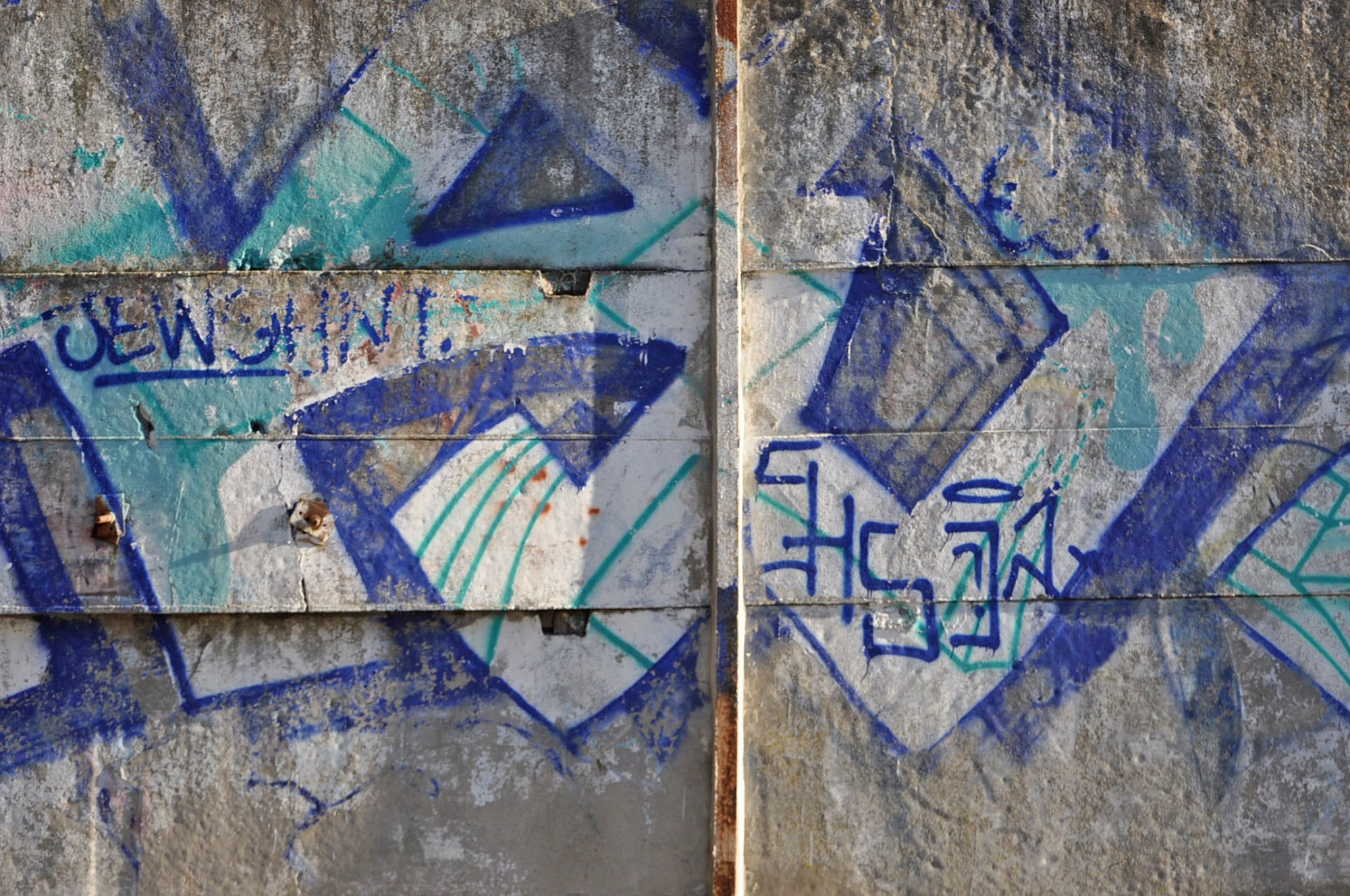 Für die meisten Sichtbetonoberflächen ist die Graffitiprophylaxe unbedingt empfehlenswert