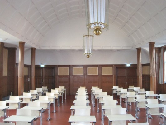 Aula mit Möblierung
