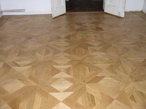 Tafelparkett besteht aus verschieden großen Holzelementen, die zu die zu geometrischen Mustern zusammengefügt werden