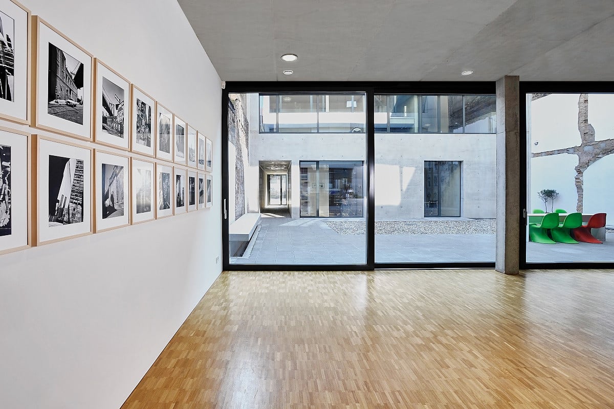 Der Ausstellungsraum im Erdgeschoss mit raumhohen Verglasungen zum Innenhof