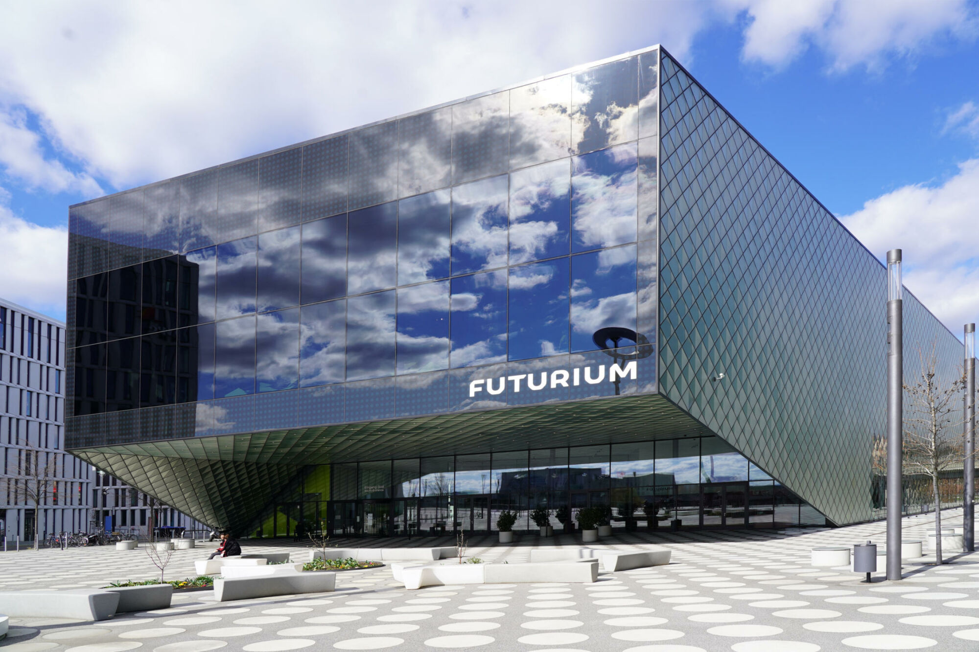 Da die Wärmeschutzverglasung an den Schauseiten des Berliner Futuriums grau getönt ist, kann auf einen außenliegenden Sonnenschutz verzichtet werden.