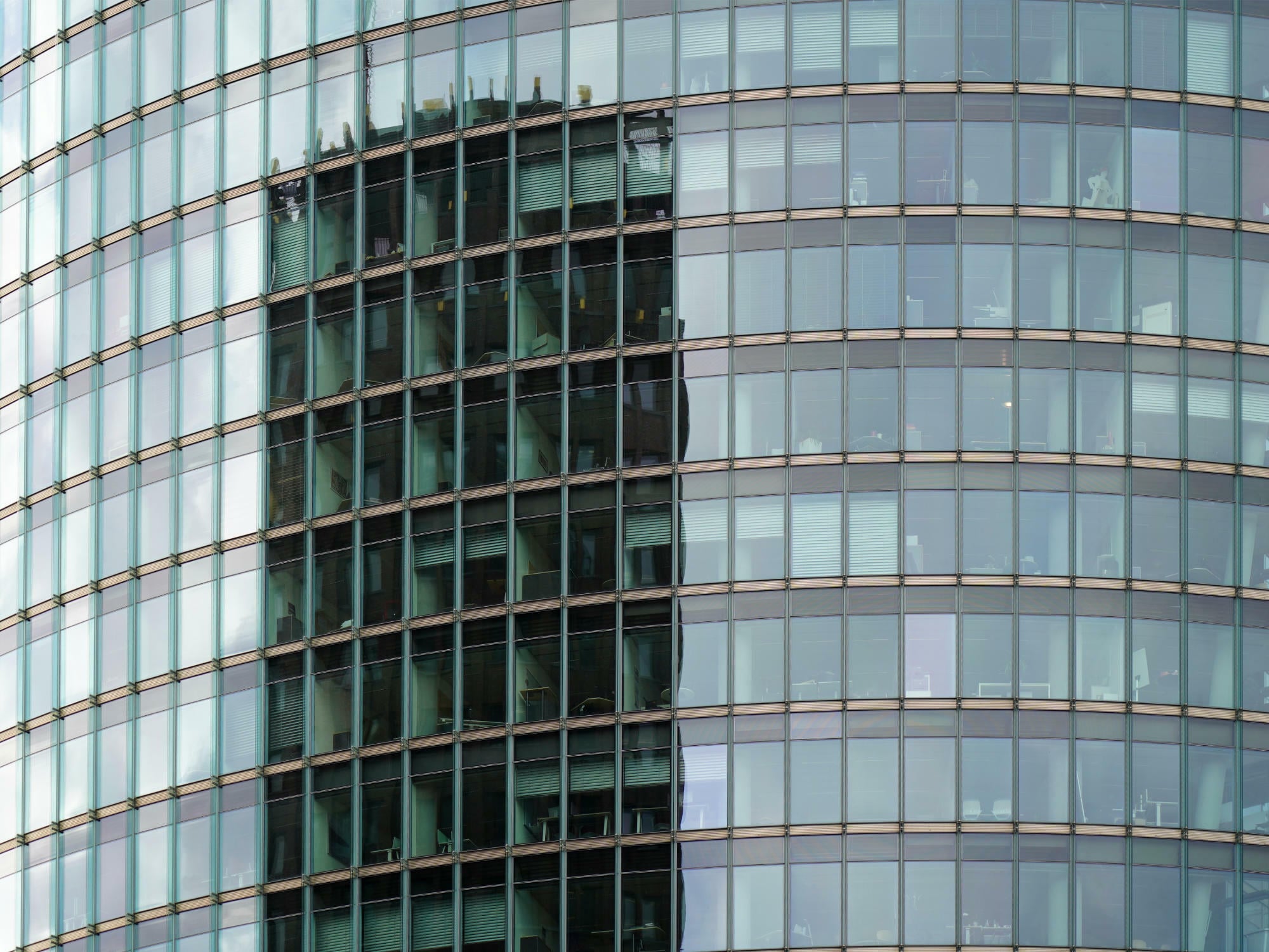 Sonnenschutz-Isolierglas am Bahntower des Berliner Sony Centers