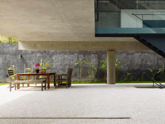 Im Zentrum des Hauses befinden sich ein Patio und eine große überdachte Außenanlage