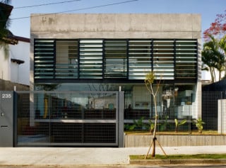 Die Straßenfassade des Boaçava Hauses
