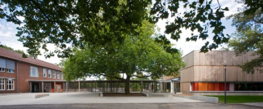 Pausenhalle und Gang schirmen den Schulhof zur Straße hin ab