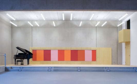 Das Innere der Halle ist geprägt durch helles Holz, Sichtbetonflächen und einem hellgrauen Bodenbelag