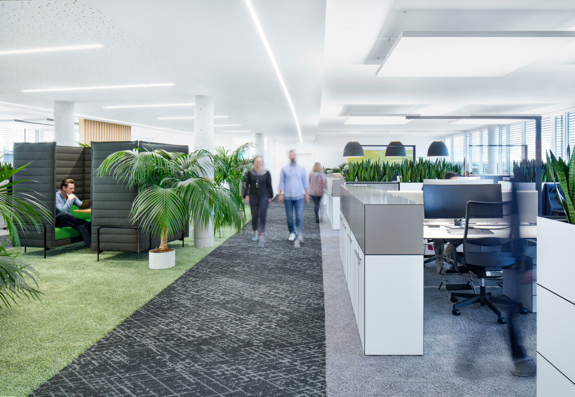 Büro- und Arbeitsbereiche mit akustisch wirksamen Teppichböden in der Firmenzentrale von Object Carpet, der „Object Campus Akademie“ in Denkendorf.