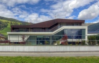 Die innenräumliche Konzeption bleibt außen ablesbar und prägt den in der Höhe gestaffelten Baukörper