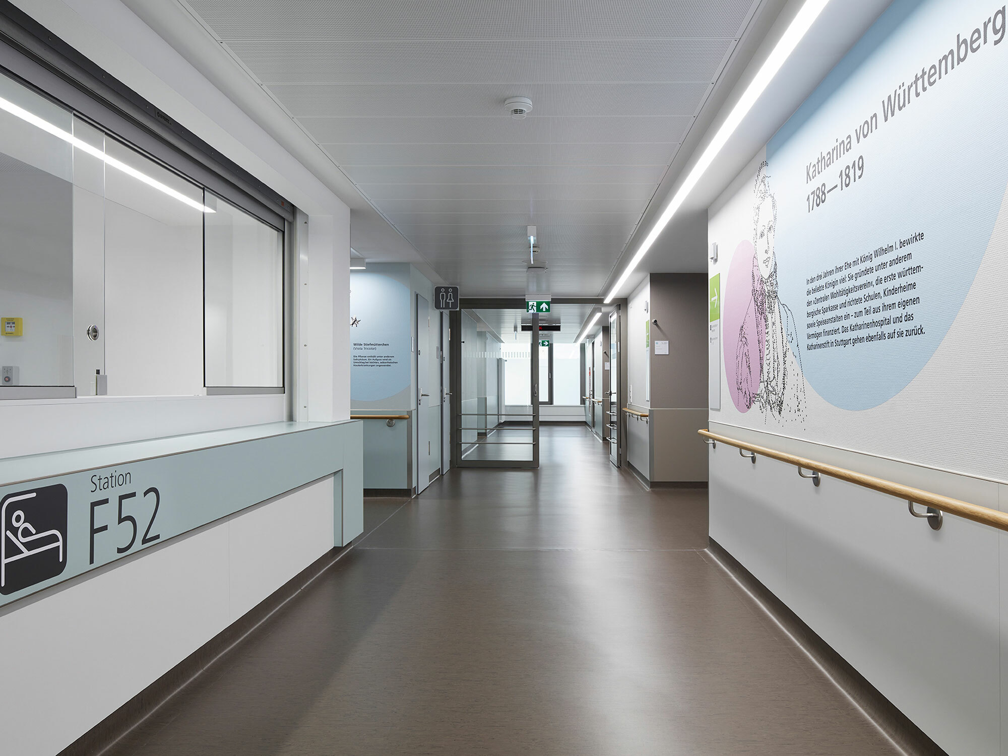 In einem Neubau des Klinikums Stuttgart wurden auf etwa 27.500 Quadratmetern Fläche vor allem aus hygienischen Gründen Kautschukböden verlegt – von den Hybrid-OPs über Intensivstationen und Funktionsbereiche bis zu den Patientenzimmern.