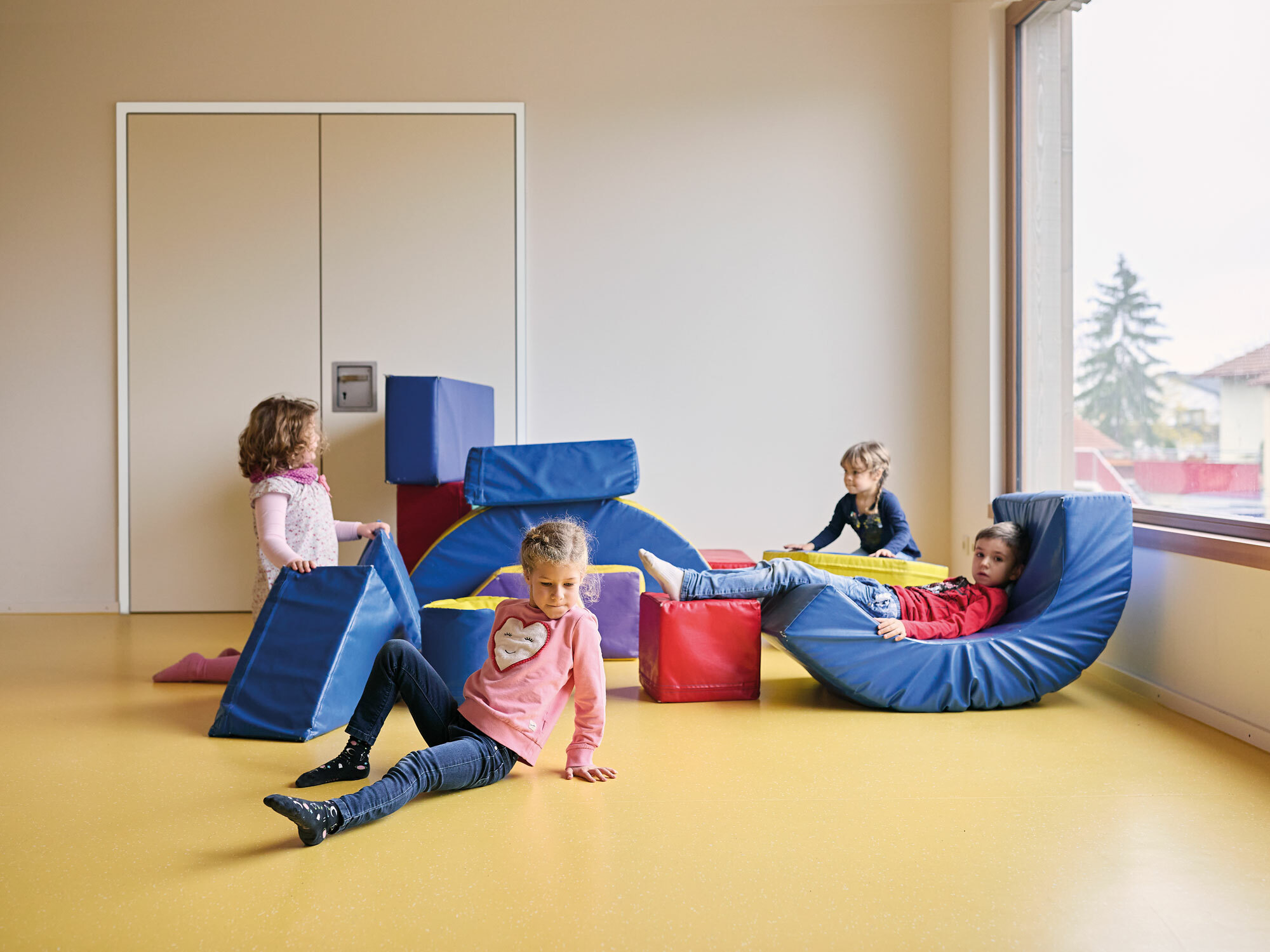 Im Bewegungsraum einer Kindertagesstätte in Gau-Algesheim sorgen Kautschukbeläge dafür, dass sich die Kinder beim Turnen und Toben nicht verletzen (Belag: noraplan signa acoustic).
