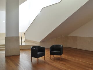 Alle Arten von Holzböden haben eine warme Ausstrahlung. Aufgrund seiner Eigenschaften wirkt sich der Werkstoff Holz positiv auf die Raumluft aus.