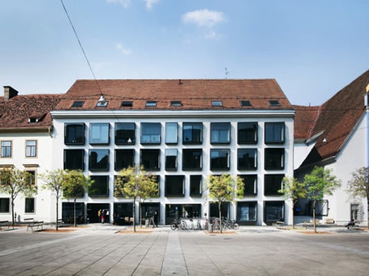 Die Fassade des Gebäudes am Karmeliterplatz 2 wurde mit raumhohen Kastenfenster-Elementen modernisiert