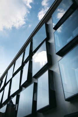 Die Idee für die Verwendung der Kastenfenster basiert auf dem Grazer Stock-Fenster