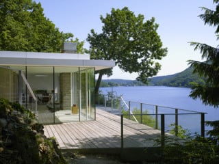 Das Wochenendhaus für zwei Personen befindet sich oberhalb des Stausees in der Eifel