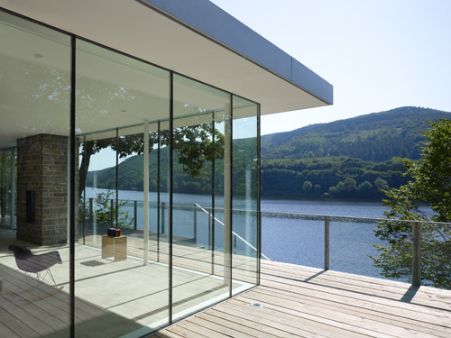 Die über Eck geführte Glasfassade ermöglicht einen Panoramablick zum See
