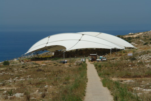 Schutzdach über der Tempelanlage Mnajdra