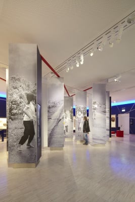 Im Museum kamen vorrangig LED-Strahler zum Einsatz; hier die dreiseitigen Stelen des „Systems Menschenrechte“. 