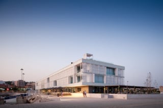 Das Hotel befindet sich an einer Promenade an der Atlantikmündung des Tejo