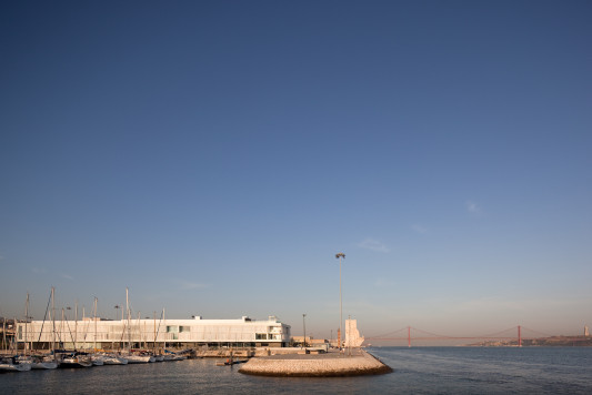 Das am Hafen gelegene Hotel, mit weitem Blick über den Tejo und Lissabon